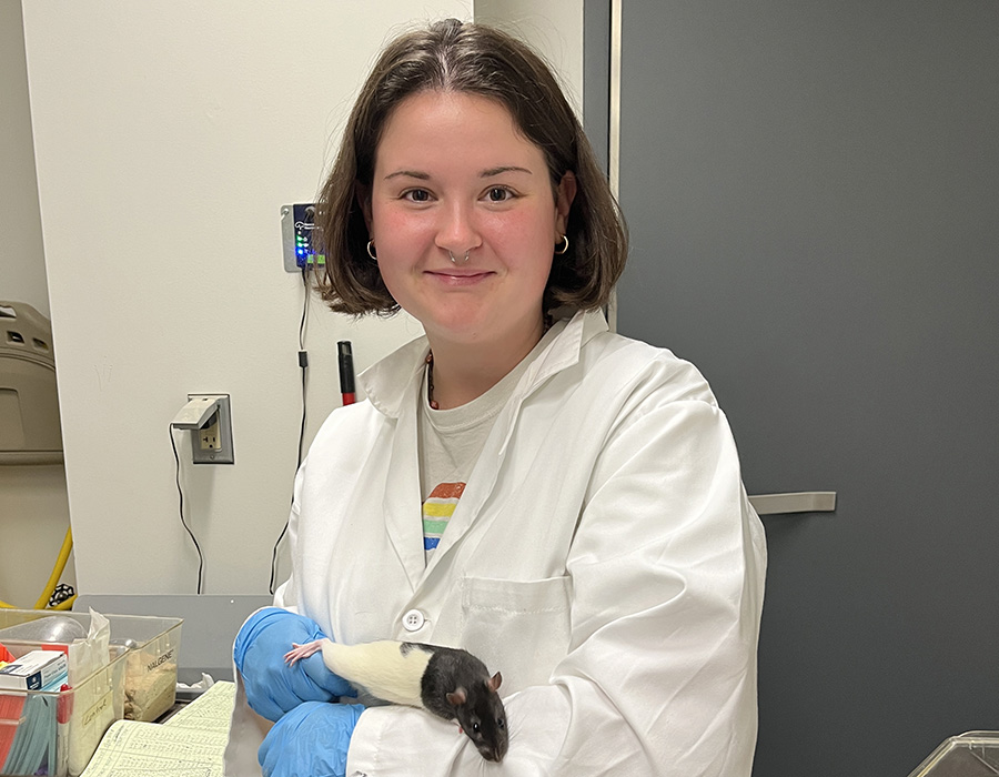 Kiley Flinn &rsquo;25 working in Prof. Keefer&rsquo;s &ldquo;Rat Lab.
