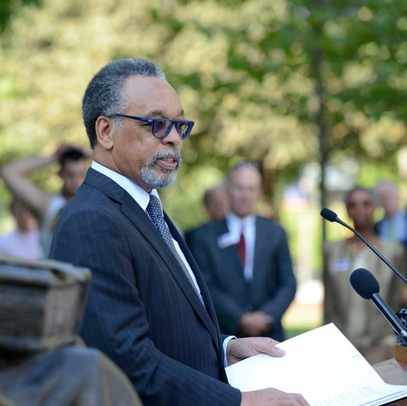 Bruce Gordon &rsquo;68 speaking from podium